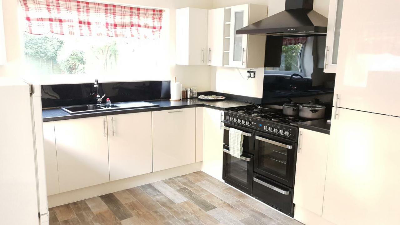 Grandeur Holiday Home, With Free Parking Clacton-on-Sea Exteriör bild